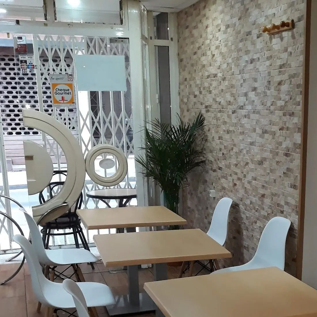 El aro crema de la entrada, junto a la pared de piedra