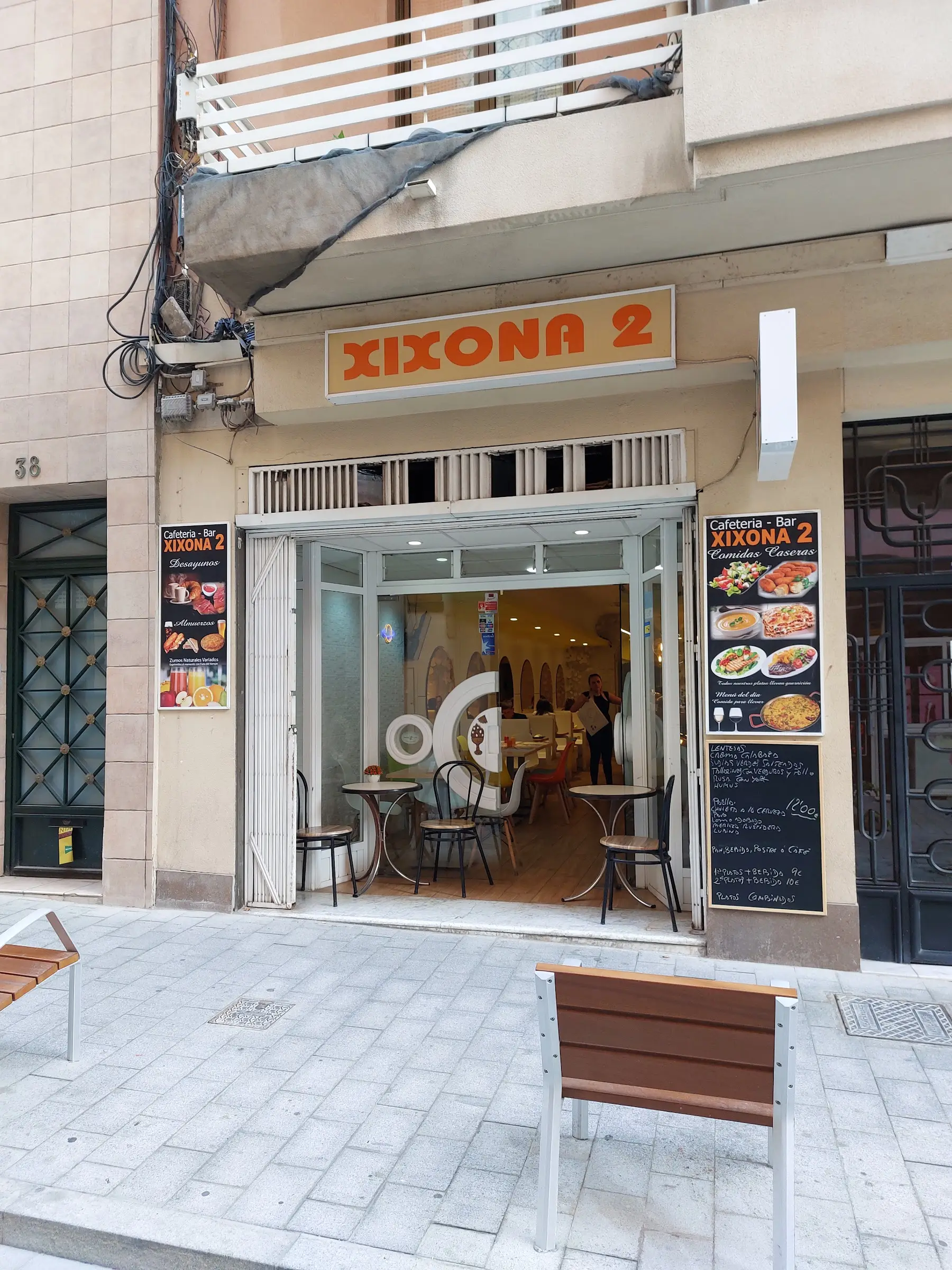 La fachada de Xixona 2 con su letrero naranja, junto al portal 38